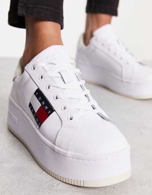 Tommy Jeans – Vita sneakers i läder med platå och flagga