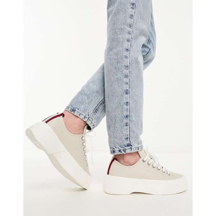 Platform sneakers and outlet jeans