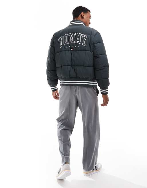 Tommy Jeans – Wasserabweisende College-Pufferjacke in Dunkelgrau mit lockerem Schnitt