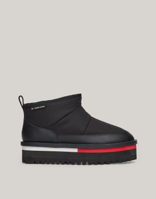 Tommy Jeans - Wattierte, flache Stiefel in Schwarz mit Profilsohle