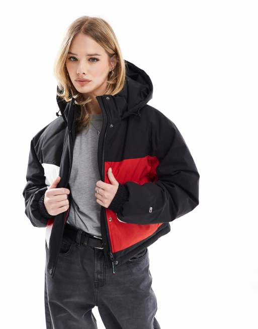 Tommy Jeans – Wattierte Jacke mit buntem Farbblockdesign und Logo auf dem Rücken