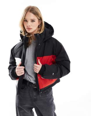 Tommy Jeans - Wattierte Jacke mit buntem Farbblockdesign und Logo auf dem Rücken-Schwarz