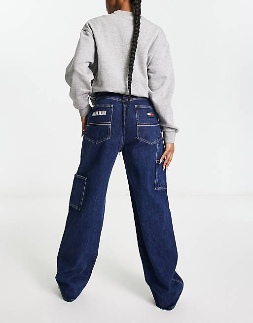 Tommy Jeans – Weite Carpenter-Jeans in dunkler Waschung mit niedrigem Bund  und Gänseblümchen-Detail | ASOS