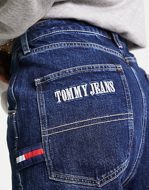 Tommy Jeans – Weite Carpenter-Jeans in dunkler Waschung mit niedrigem Bund  und Gänseblümchen-Detail | ASOS