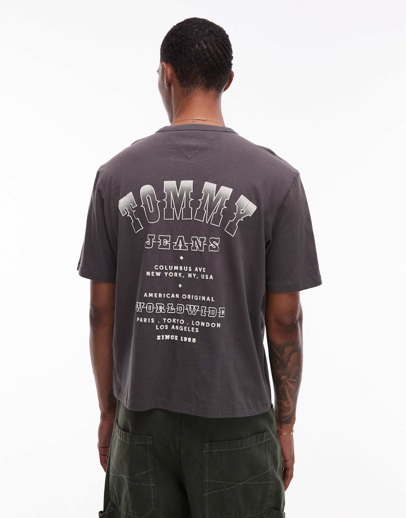 Застиранная черная квадратная футболка Tommy Jeans с принтом 