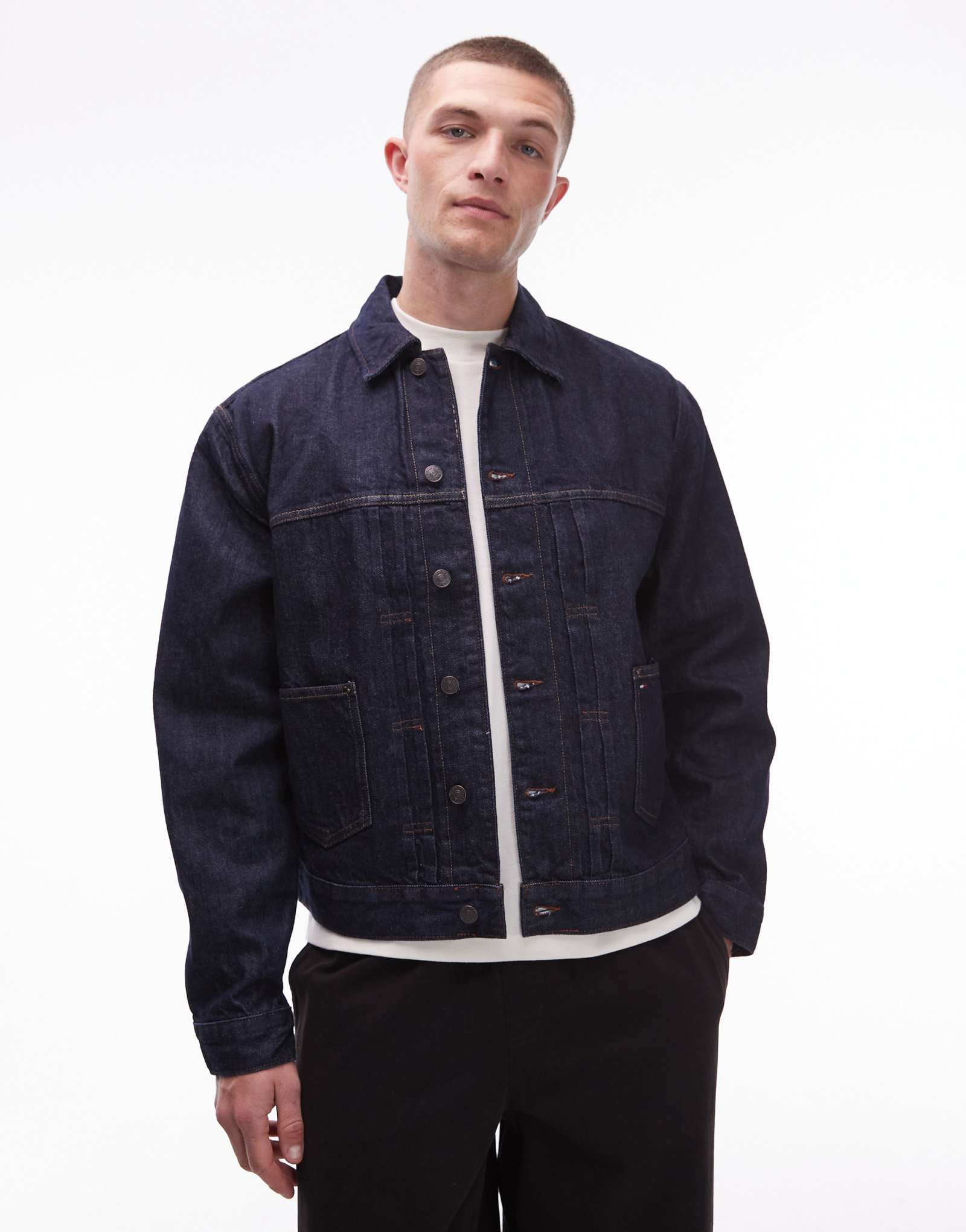 Джинсовая куртка Tommy Jeans с отделкой по краю, цвет темно-индиго, постиранная