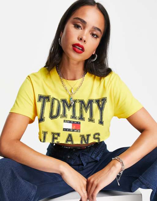 Tommy Jeans x ASOS - Exclusive Collab - Cropped T-shirt met logo in geel