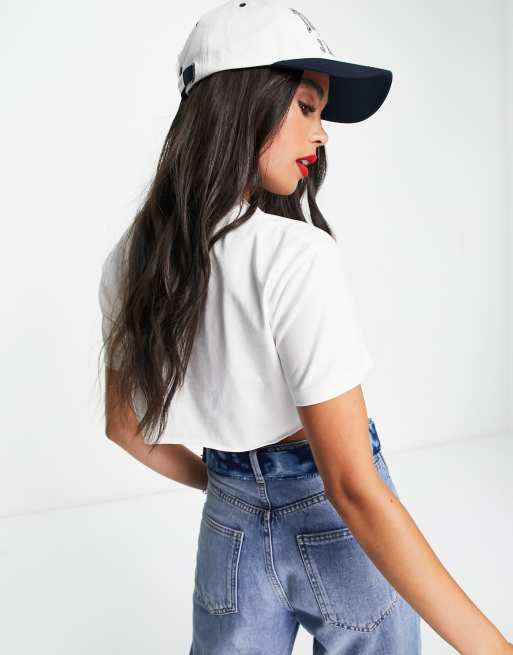 Tommy Jeans x ASOS – Exclusive Collab – Kurzes T-Shirt in Weiß mit Logo, 2 von 4