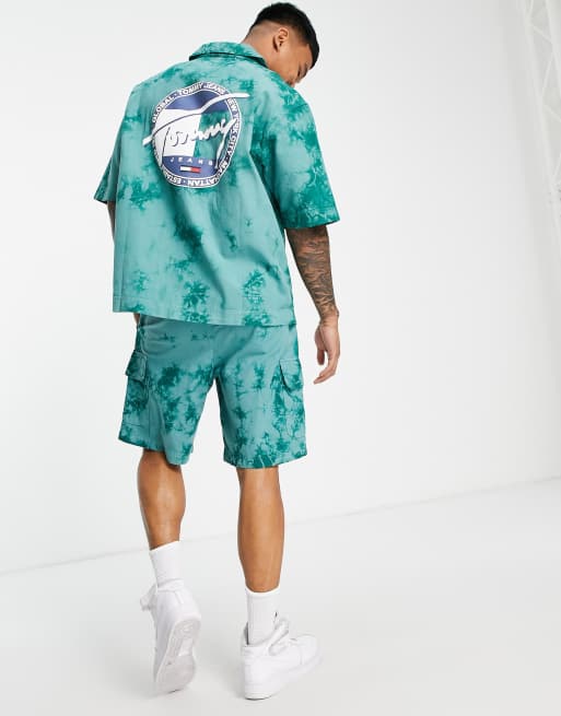 Tommy Jeans x ASOS – Exclusive – Kurzärmliges Hemd mit Batikmuster in Grün