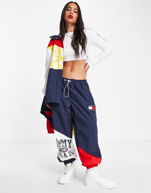 Tommy Jeans x ASOS Exklusivt – Flerfärgade mjukisbyxor med tvådelad logga, del av set