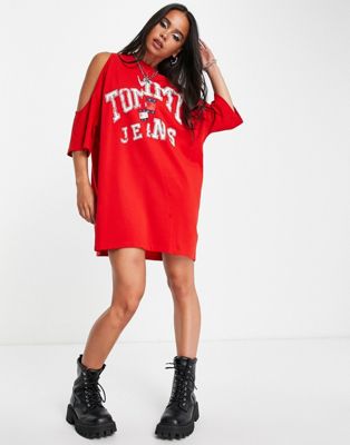 Tommy Jeans x ASOS exclusive varsity logo cold shoulder t-shirt dress in red - ASOS Price Checker