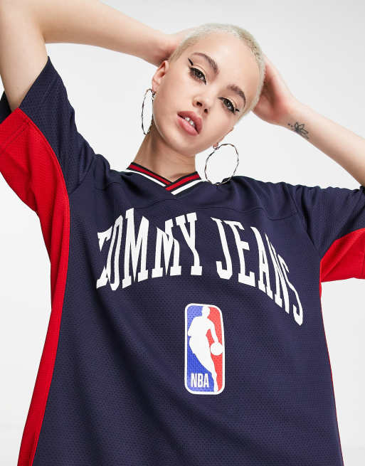 Tommy Jeans x NBA – College-Kleid aus Polyester-Netzstoff in Marineblau mit V-Ausschnitt - NAVY, 4 von 4