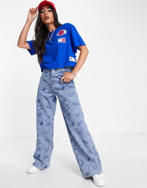 Tommy Jeans x NBA - Losse jeans met rechte pijpen in lichte wassing