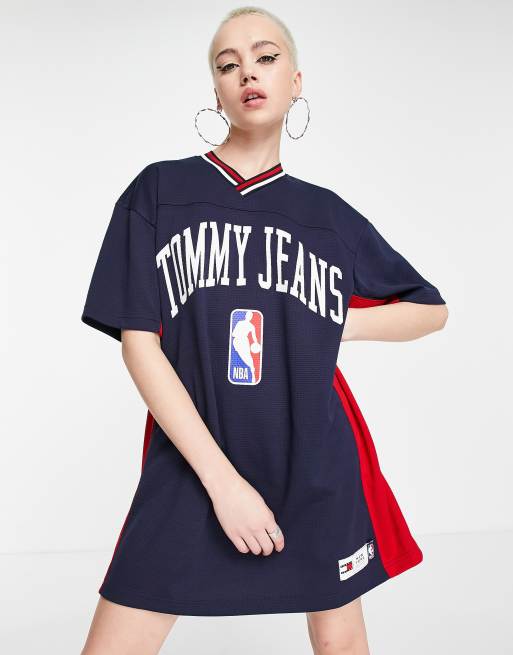 Tommy Jeans x NBA – Siateczkowa poliestrowa sukienka w kolorze granatowym w uczelnianym stylu z dekoltem w kształcie litery V – NAVY