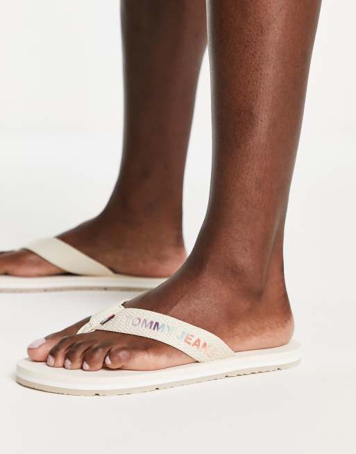 Tommy Jeans – Zehenstegsandalen mit Batikmuster in Ecru