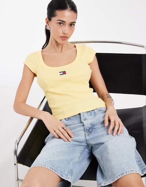 Tommy Jeans – Żółty prążkowany T-shirt o dopasowanym kroju z naszywką - view 1