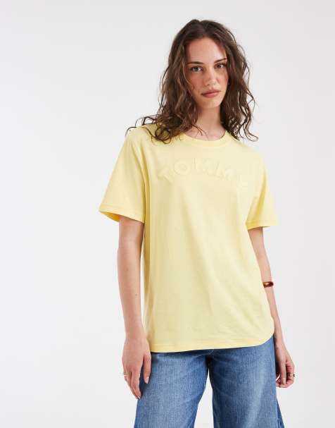 Tommy Jeans – Żółty T-shirt o luźnym kroju z logo w uczelnianym stylu - view 1