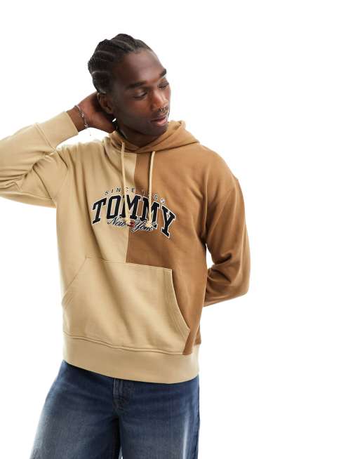 Tommy Jeans – Zweifarbiger College-Kapuzenpullover in Sand mit lockerem Schnitt