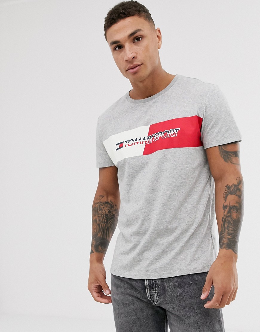 Tommy Sport - T-shirt grigia con logo a righe sul petto-Grigio