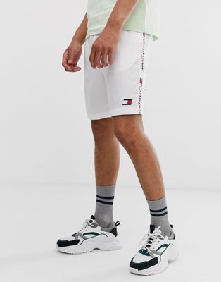 Tommy Sport – Vita shorts med dragsko och tejpad detalj i sidan