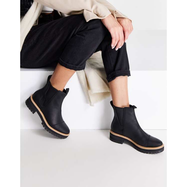 https://images.asos-media.com/products/toms-dakota-water-resistant-leather-pull-on-chelsea-boots-in-black/23995493-1-black?$n_750w$&wid=750&hei=750&fit=crop