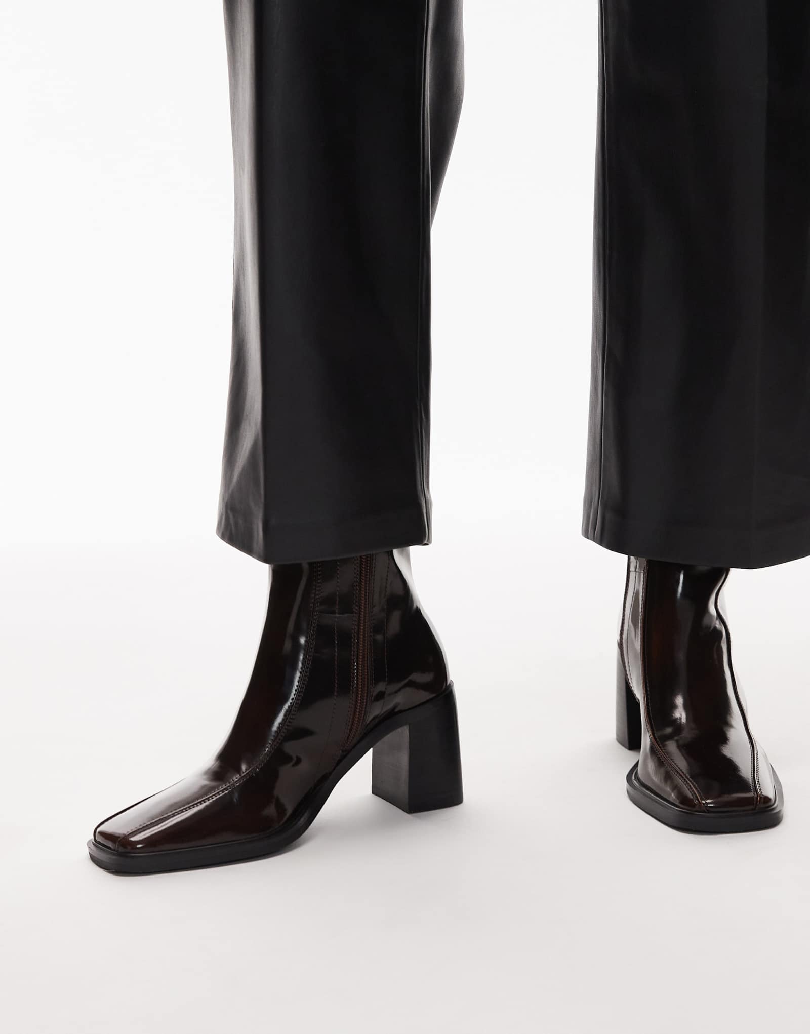 Ботильоны Tony Bianco на пыльном массивном каблуке блестящего коричневого цвета