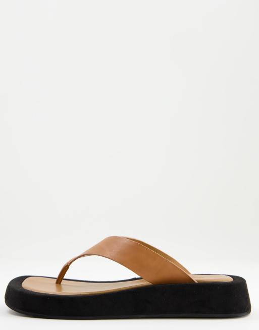Tony Bianco – Ives – Ljusbruna, grova flip flops i läder