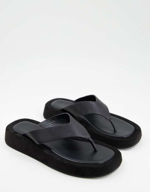 Tony Bianco – Ives – Svarta, grova flip flops i läder