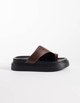  Jazzy flat sandals in chocolate leather