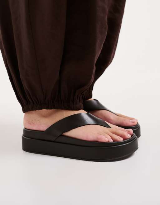 Tony Bianco – Jetta – Czarne skórzane sandały japonki na platformach, 4 z 5