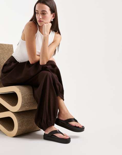 Tony Bianco - Jetta - Sandali infradito flatform in pelle nera - view 1