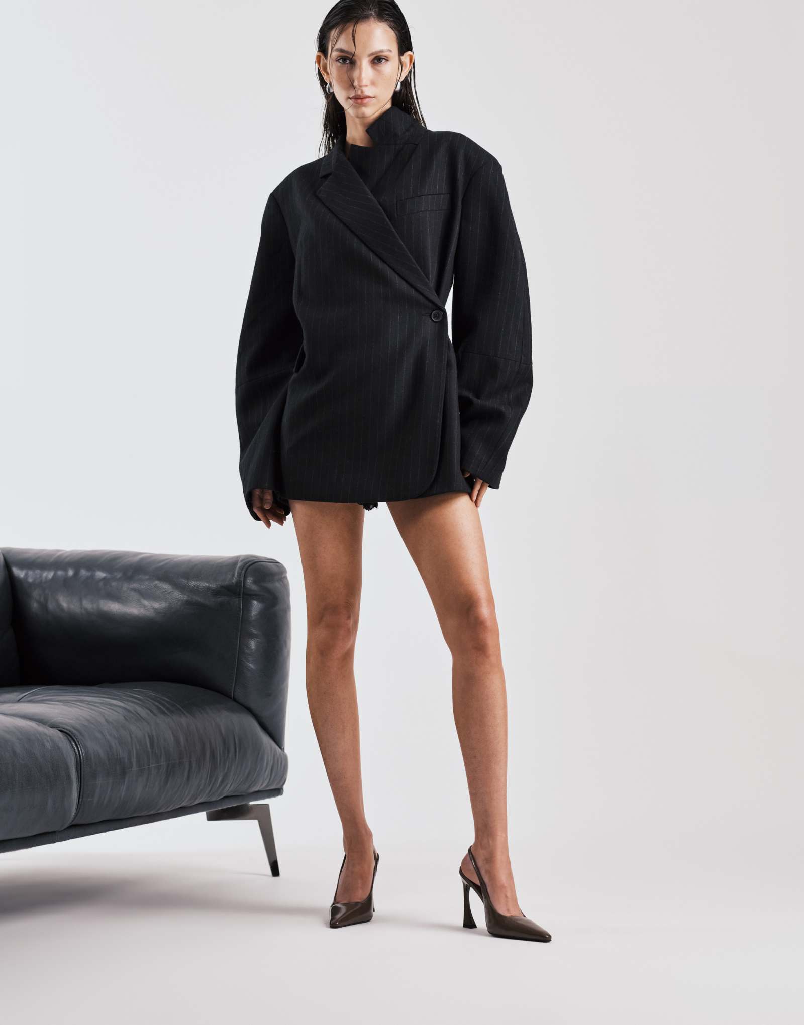 Дерзкие туфли-босоножки на изогнутом каблуке от Tony Bianco темно-серого цвета с оборками