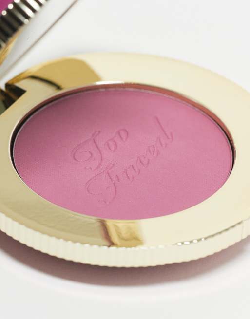 Too Faced – Cloud Crush Blush – Puderrouge in der Farbe Berry Dreamy, 2 von 4