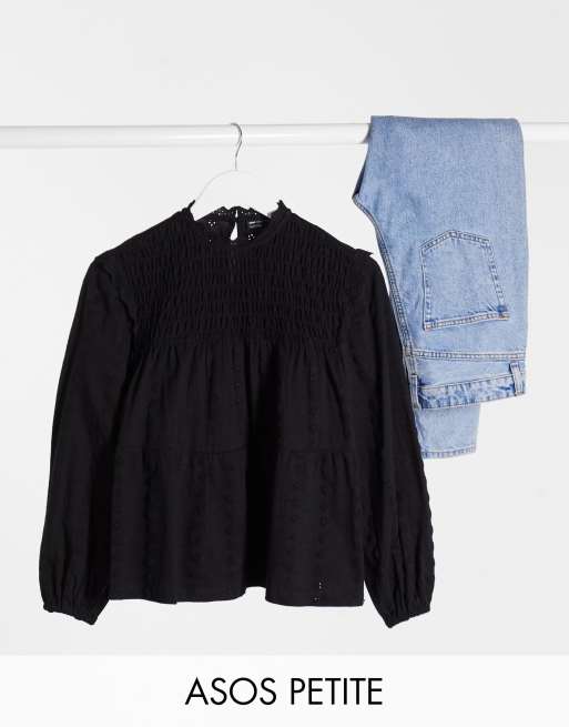 Top a capas con bordados y detalle de volantes de ASOS DESIGN Petite