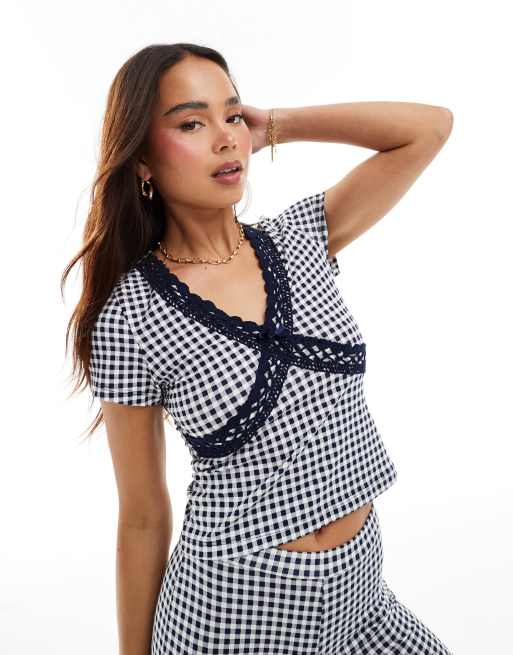 Top a cuadros vichy con mangas de casquillo, cuello de pico y ribete de encaje de ASOS DESIGN (parte de un conjunto)