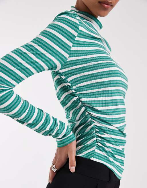 Top a maniche lunghe accollato verde a righe con stampa di serpente bronzo, 2 di 4