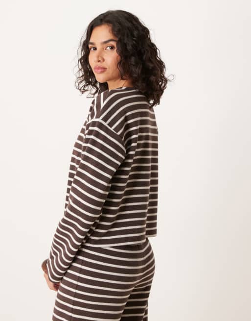 Top a rayas marrón chocolate de manga larga con botones de tejido cepillado de ASOS DESIGN (parte de un conjunto), 2 de 4