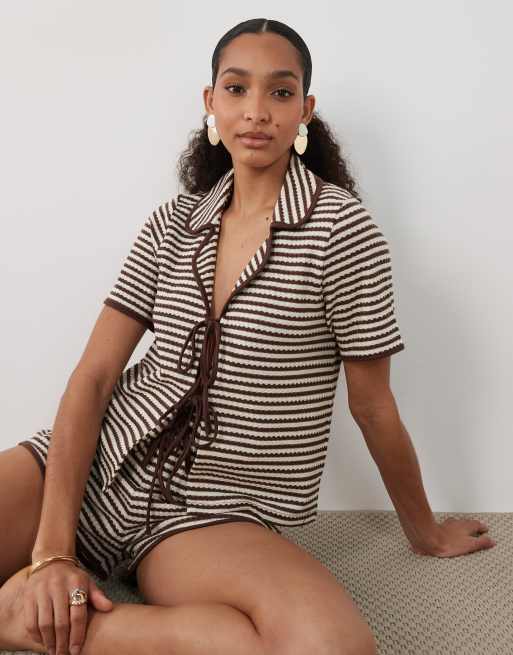Top a rayas marrones y color crema con lazada delantera de croché de Brave Soul (parte de un conjunto), 2 de 4