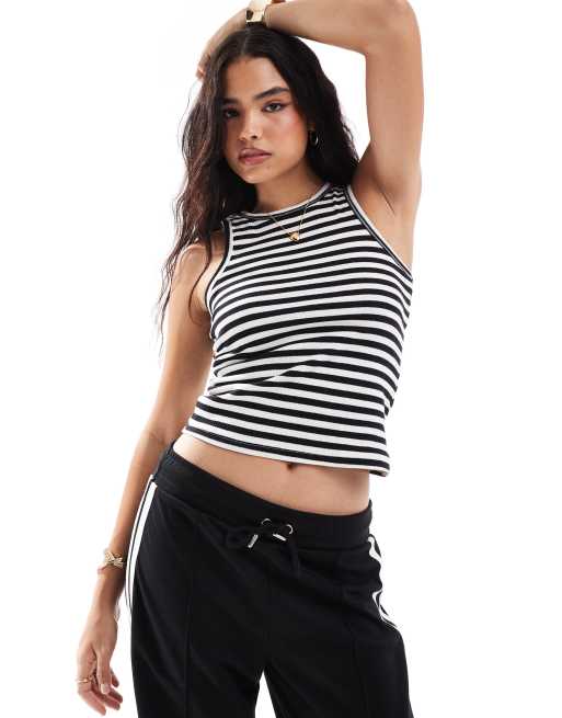 Top a rayas monocromáticas con cuello de nadadora de canalé de PIECES