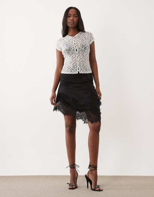 Top abotonado con mangas de casquillo y diseño flocado de encaje de ASOS DESIGN, 2 de 4