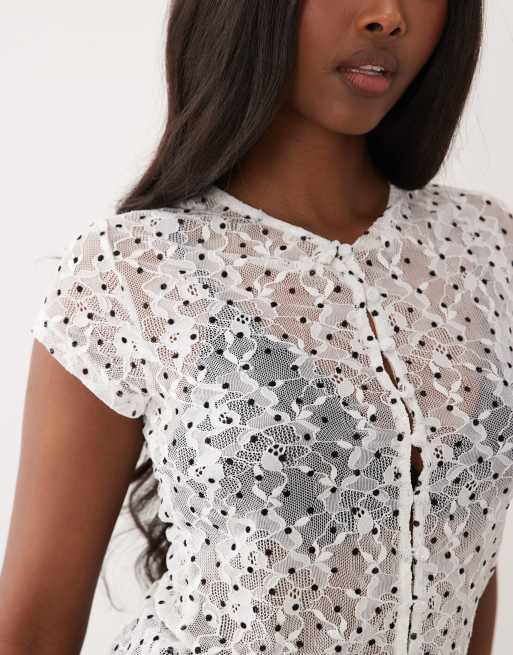Top abotonado con mangas de casquillo y diseño flocado de encaje de ASOS DESIGN, 3 de 4