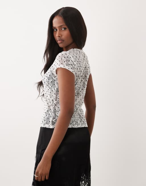 Top abotonado con mangas de casquillo y diseño flocado de encaje de ASOS DESIGN, 4 de 4