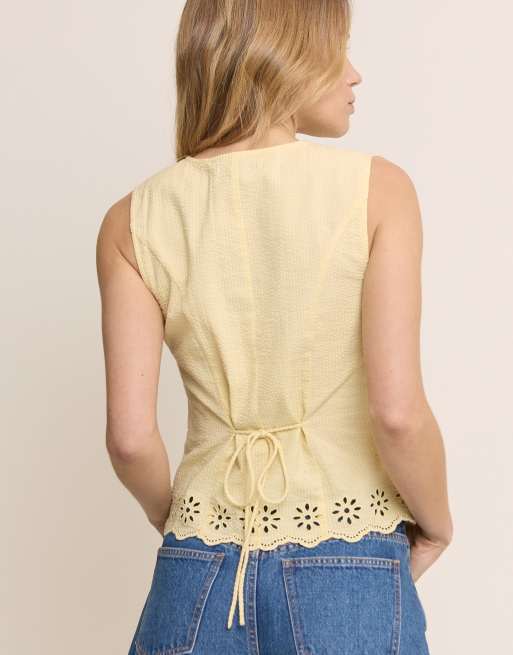 Top amarillo abotonado con bajo bordado de algodón Lindy de Nobody's Child, 4 de 4