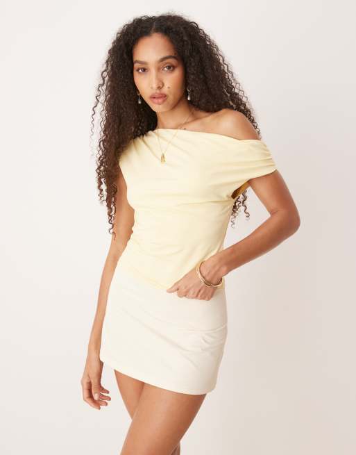 Top amarillo asimétrico ceñido con detalle retorcido en el hombro de punto de Gina Tricot