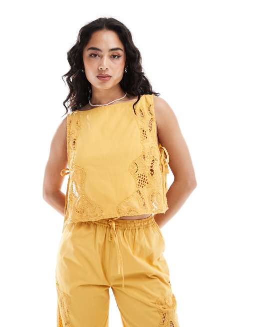 Top amarillo con diseño calado y detalle de lazadas premium de ASOS DESIGN (parte de un conjunto)