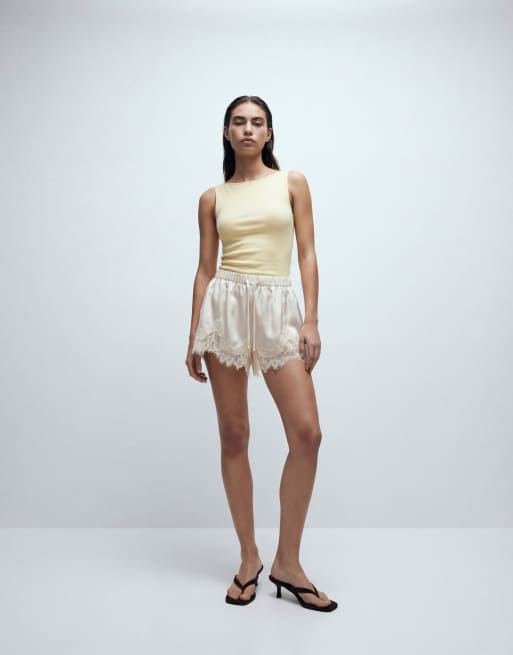 Top amarillo crema sin mangas con cuello barco de Hollister, 9 de 11