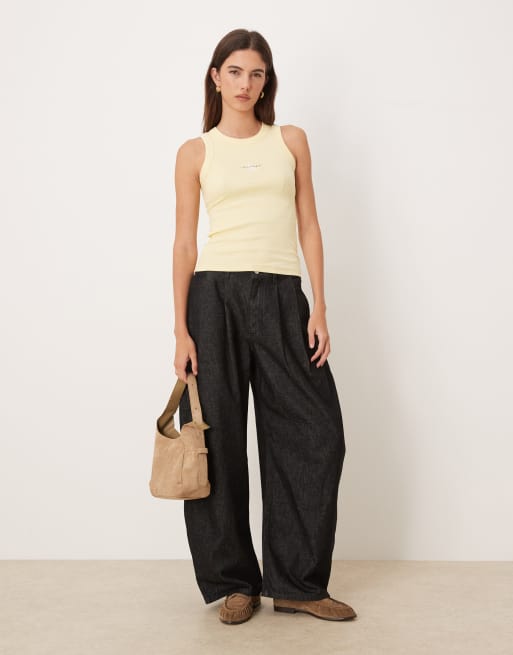 Top amarillo crema sin mangas con monograma de canalé de Calvin Klein Jeans , 2 de 4