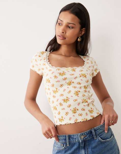 Top amarillo de manga corta con estampado de florecitas, cuello cuadrado y ribete de encaje de Miss Selfridge - view 1