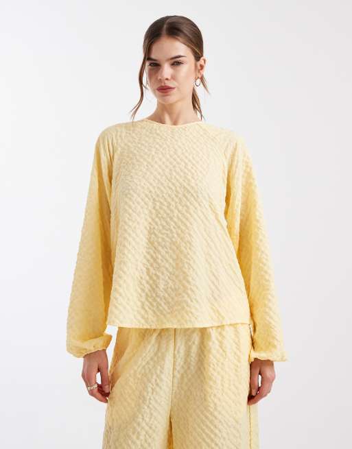 Top amarillo de manga larga con lazo en la espalda de tejido texturizado de Vero Moda (parte de un conjunto), 2 de 4