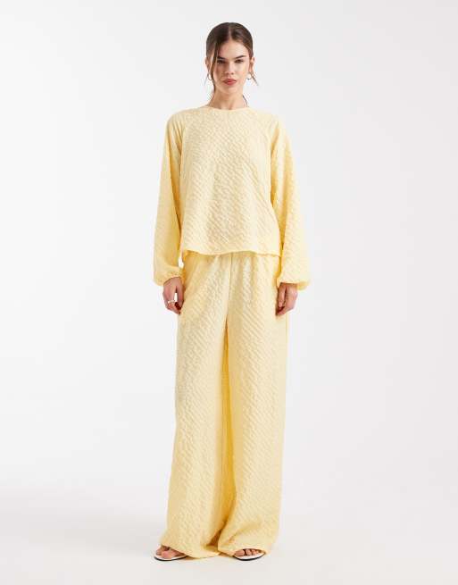 Top amarillo de manga larga con lazo en la espalda de tejido texturizado de Vero Moda (parte de un conjunto), 3 de 4